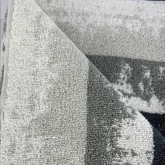 Common Thread Bath Towel Set Gray White Abstract Pattern 100% Cotton 2 pc NEW - Picture 6 of 9